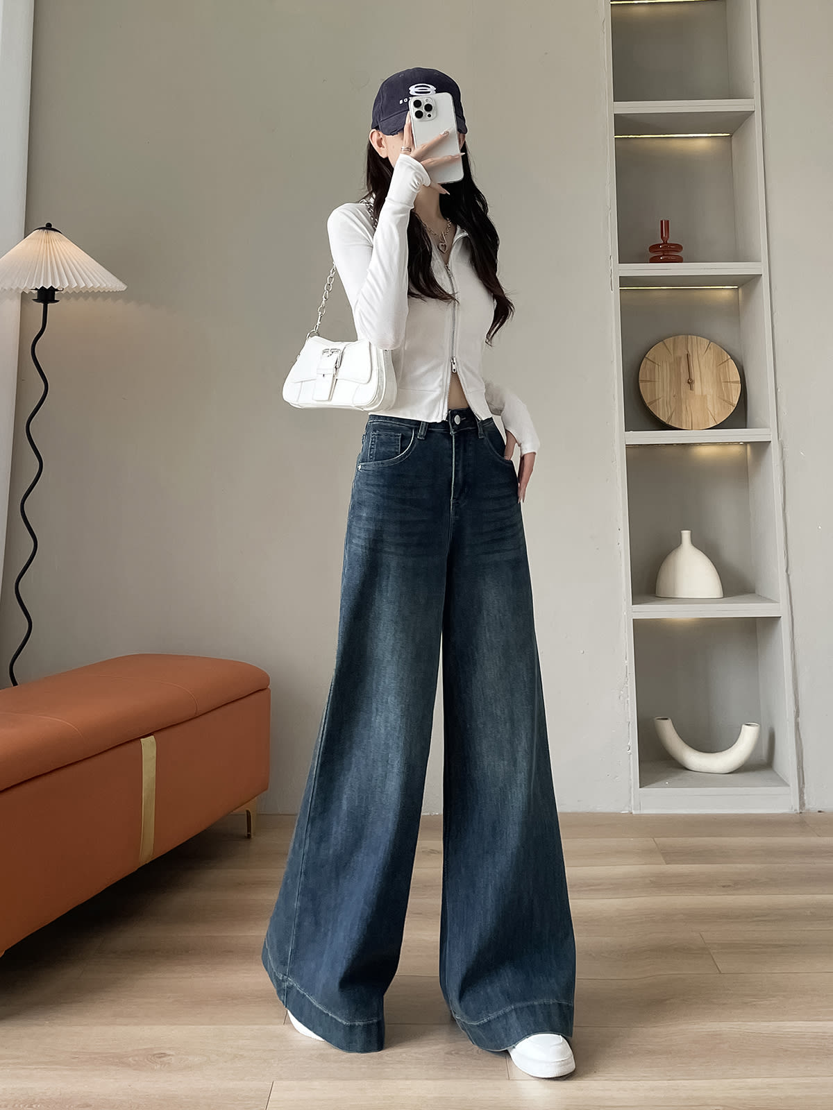 YEEYEEWang 미드워시 블루 와이드레그 진, 아시안 핏 컷, 드레이프를 보여주는 다이내믹한 포즈。
