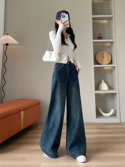 YEEYEEWang 미드워시 블루 와이드레그 진, 아시안 핏 컷, 드레이프를 보여주는 다이내믹한 포즈。