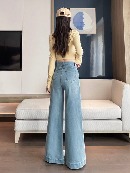 YEEYEEWang 라이트워시 블루 와이드레그 진, 아시안 핏 컷, 모델 후면 라이프스타일 뷰।