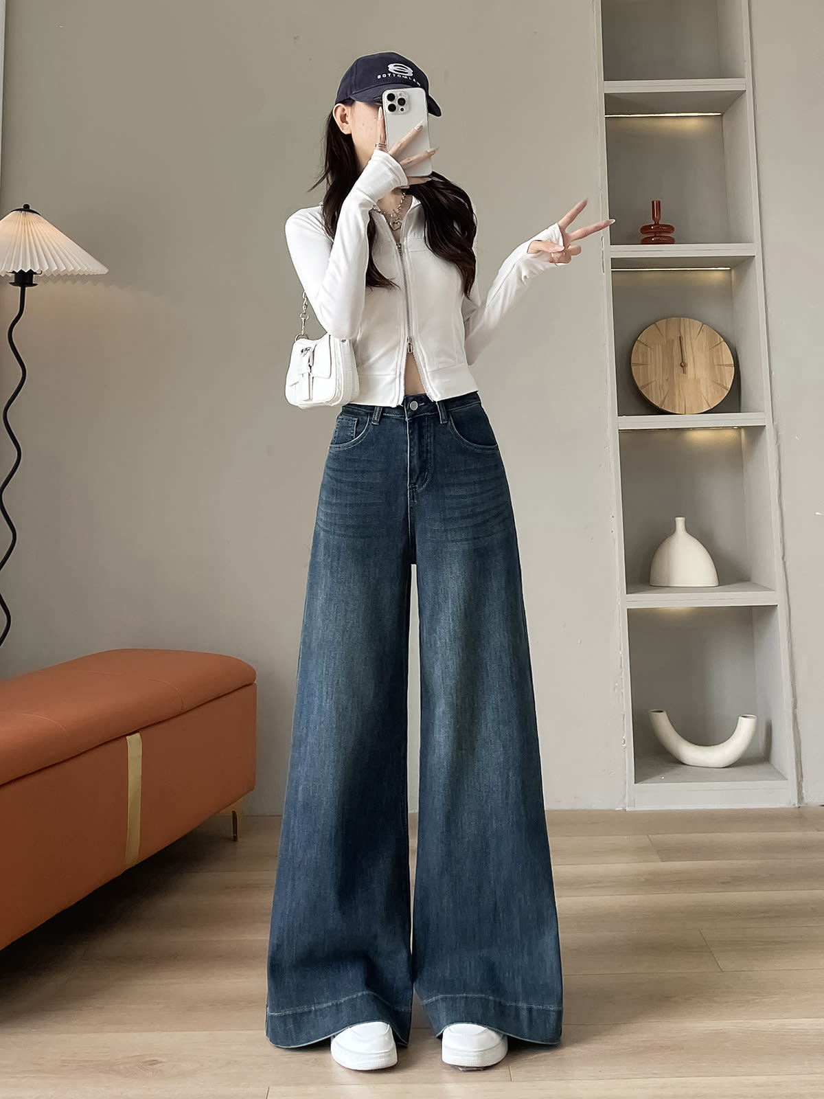 YEEYEEWang 플리스 안감 미드워시 블루 와이드레그 진, 아시안 핏 컷, 전면 라이프스타일 룩।