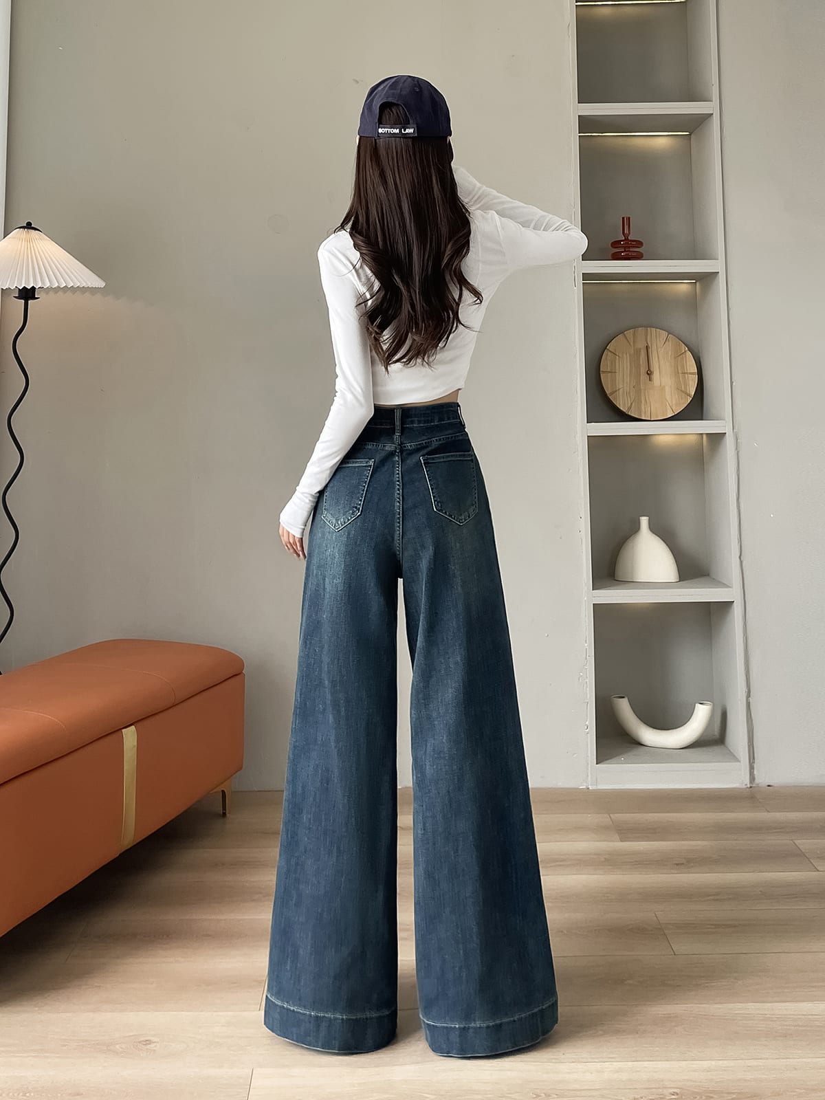 YEEYEEWang 플리스 안감 미드워시 블루 와이드레그 진, 아시안 핏 컷, 후면 라이프스타일 뷰।