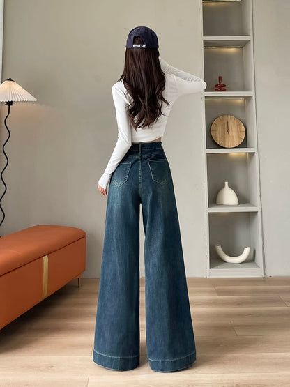 YEEYEEWang 플리스 안감 미드워시 블루 와이드레그 진, 아시안 핏 컷, 후면 라이프스타일 뷰।