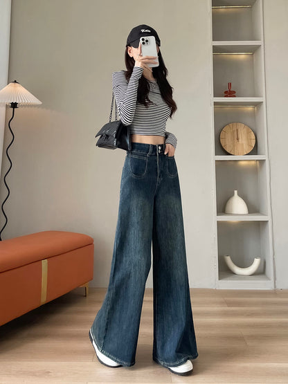 YEEYEEWang 미드워시 블루 와이드레그 진, 아시안 핏 컷, 유동적인 드레이프를 보여주는 다이내믹한 포즈。