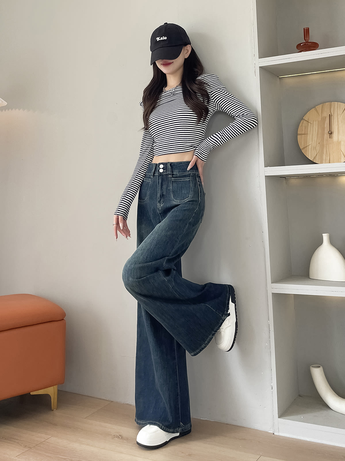 YEEYEEWang 미드워시 블루 와이드레그 진, 아시안 핏 컷, 스타일리시한 액세서리를 곁들인 풀 룩。