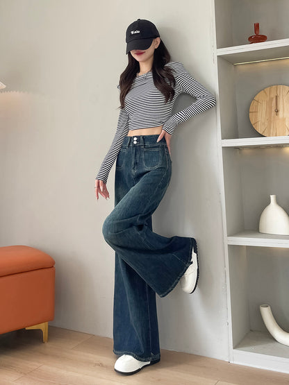 YEEYEEWang 미드워시 블루 와이드레그 진, 아시안 핏 컷, 스타일리시한 액세서리를 곁들인 풀 룩。
