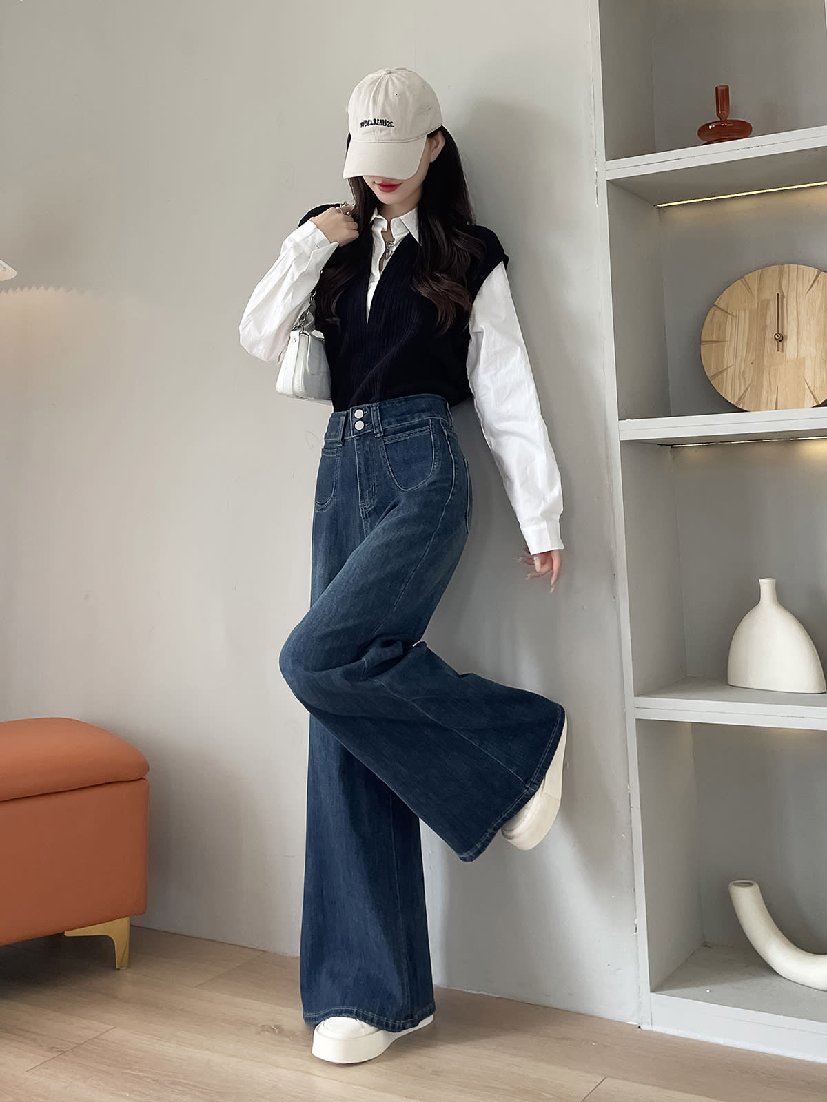 YEEYEEWang 빈티지 블루 와이드레그 진, 아시안 핏 컷, 스타일리시한 액세서리를 곁들인 풀 룩।