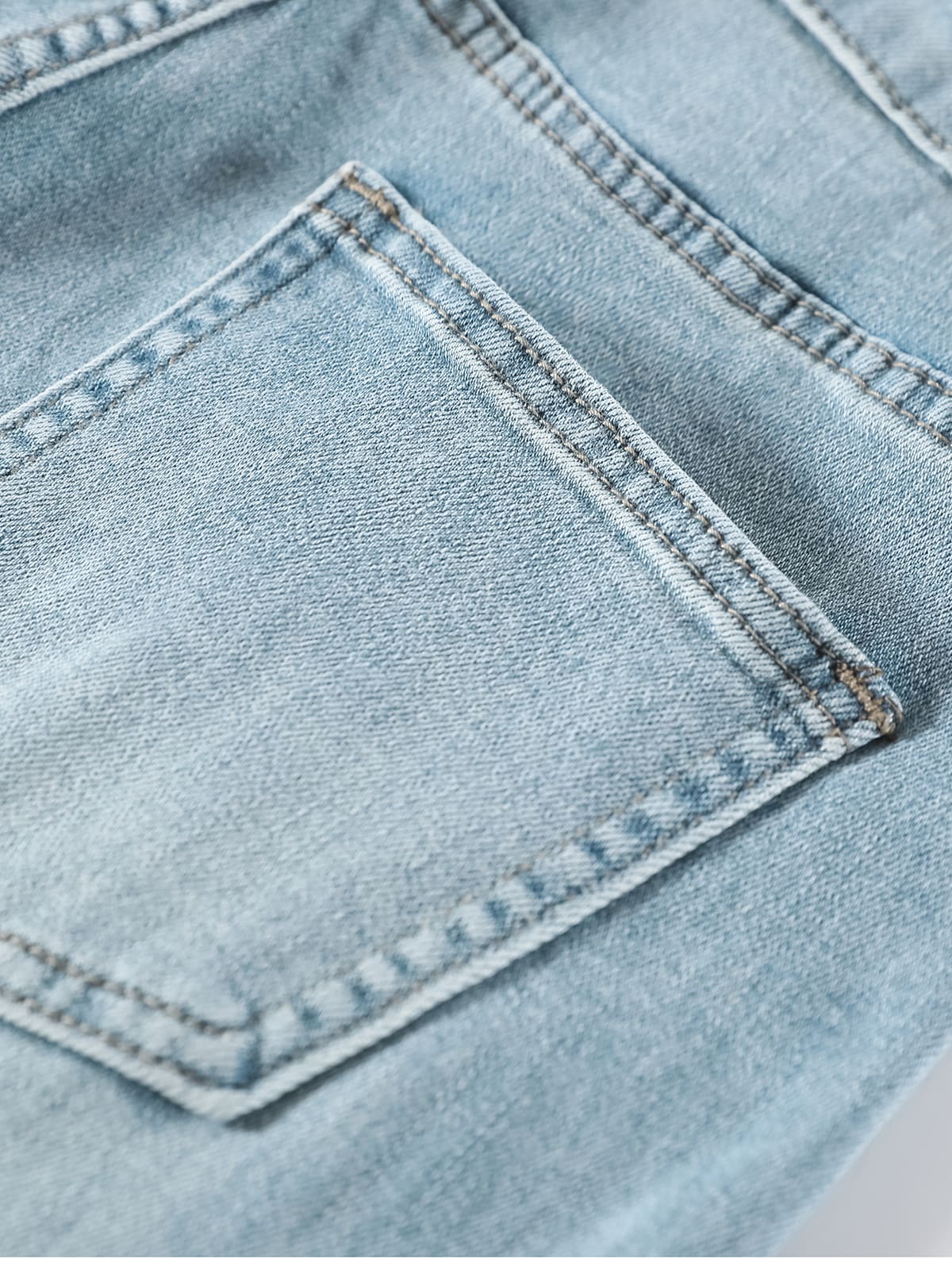 YEEYEEWang 라이트워시 블루 와이드레그 진, 아시안 핏 컷, 뒷주머니 스티치 디테일।