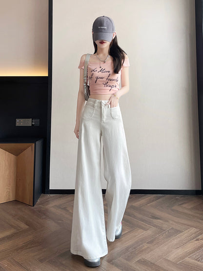 YEEYEEWang 화이트 와이드레그 진, 아시안 핏 컷, 유동적인 드레이프를 보여주는 다이내믹한 포즈।