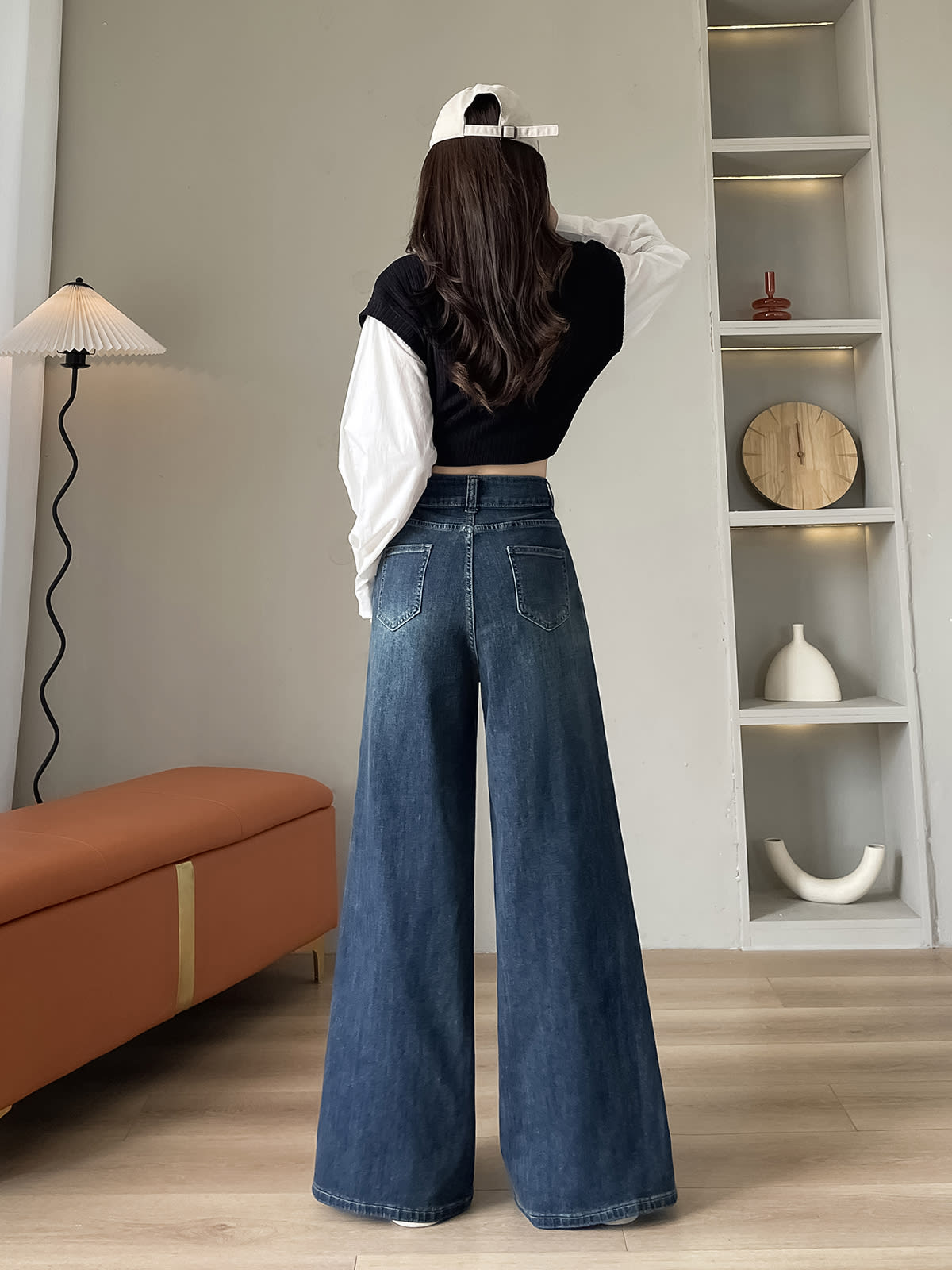 YEEYEEWang 플리스 안감 빈티지 블루 와이드레그 진, 아시안 핏 컷, 핏을 강조한 후면 뷰।