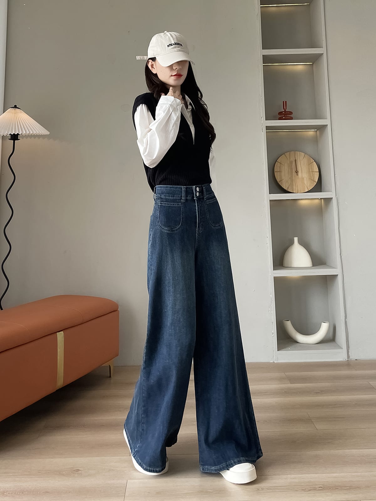 YEEYEEWang 플리스 안감 빈티지 블루 와이드레그 진, 아시안 핏 컷, 드레이프를 보여주는 다이내믹한 포즈।