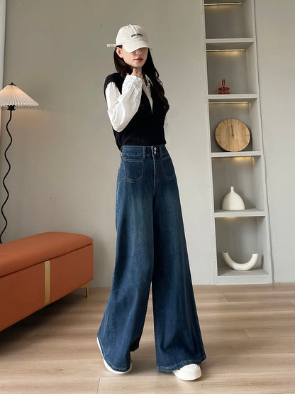 YEEYEEWang 플리스 안감 빈티지 블루 와이드레그 진, 아시안 핏 컷, 드레이프를 보여주는 다이내믹한 포즈।