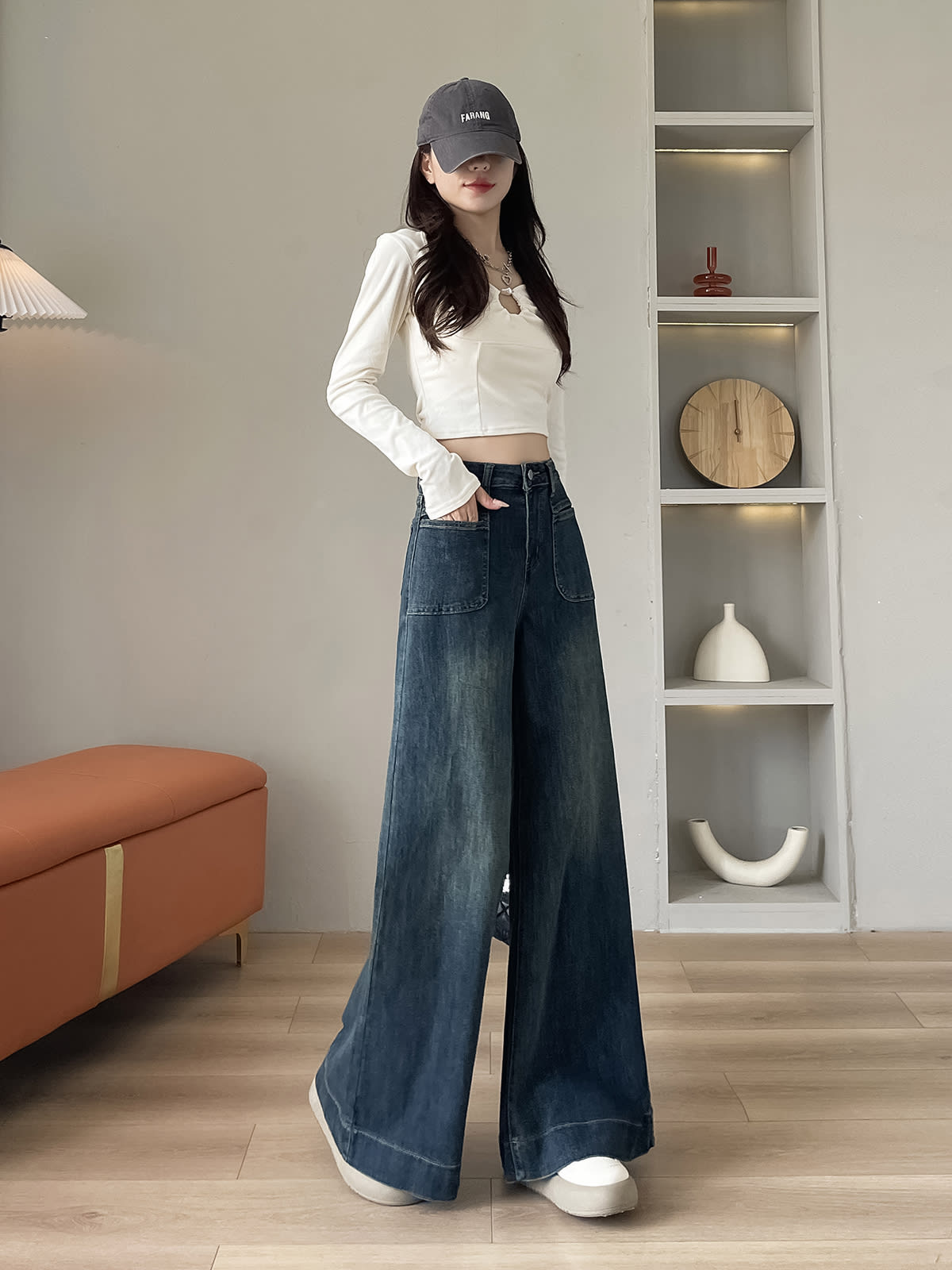 YEEYEEWang 미드워시 블루 와이드레그 진, 아시안 핏 컷, 드레이프를 보여주는 다이내믹한 포즈।