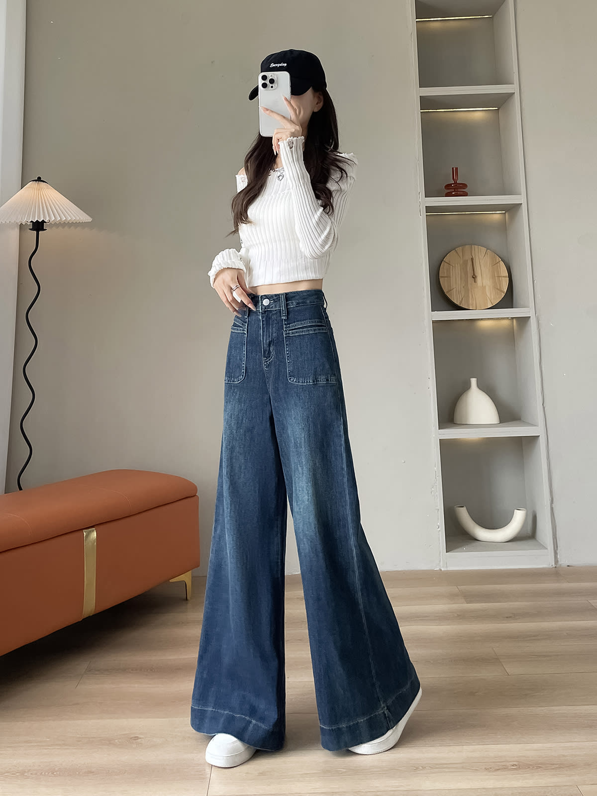 YEEYEEWang 빈티지 블루 와이드레그 진, 아시안 핏 컷, 드레이프를 보여주는 다이내믹한 포즈।
