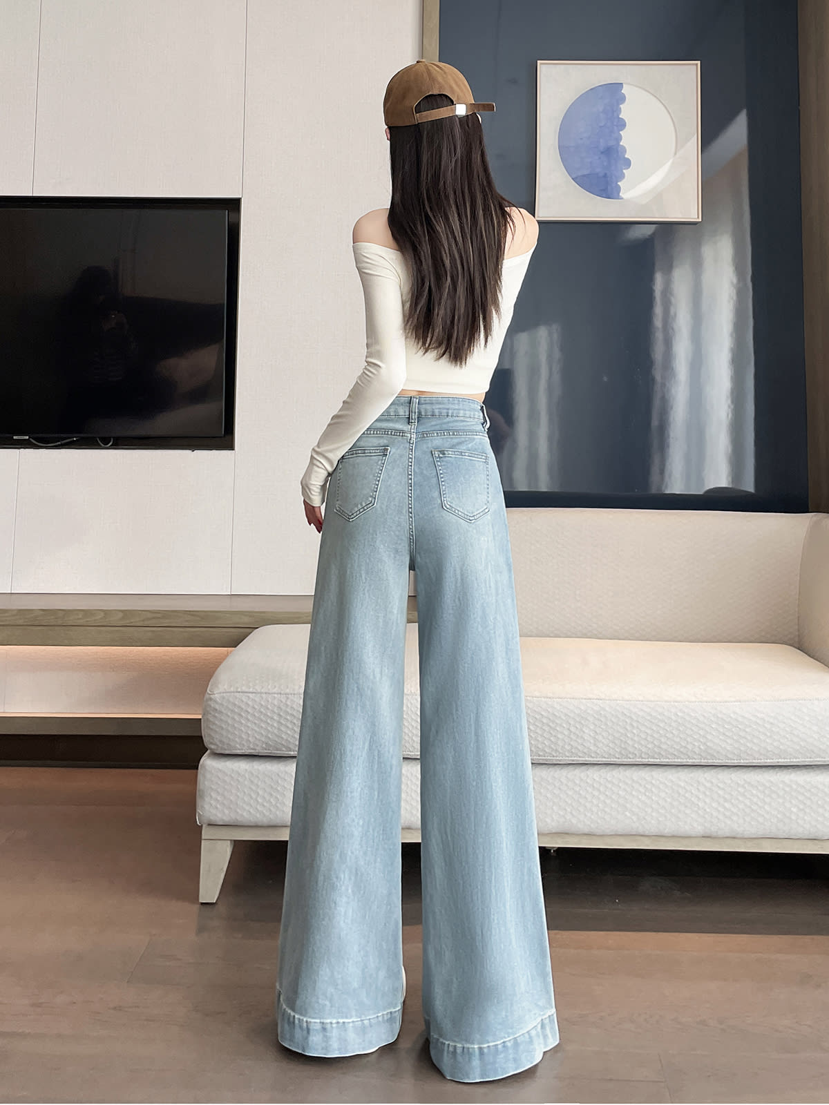 YEEYEEWang 라이트워시 블루 와이드레그 진, 아시안 핏 컷, 모델 후면 라이프스타일 뷰।