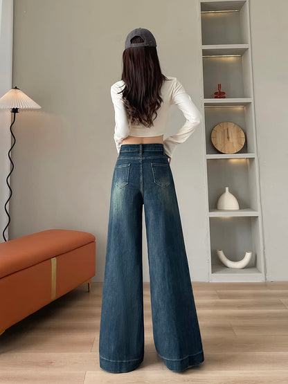 YEEYEEWang 플리스 안감 미드워시 블루 와이드레그 진, 아시안 핏 컷, 후면 라이프스타일 뷰।