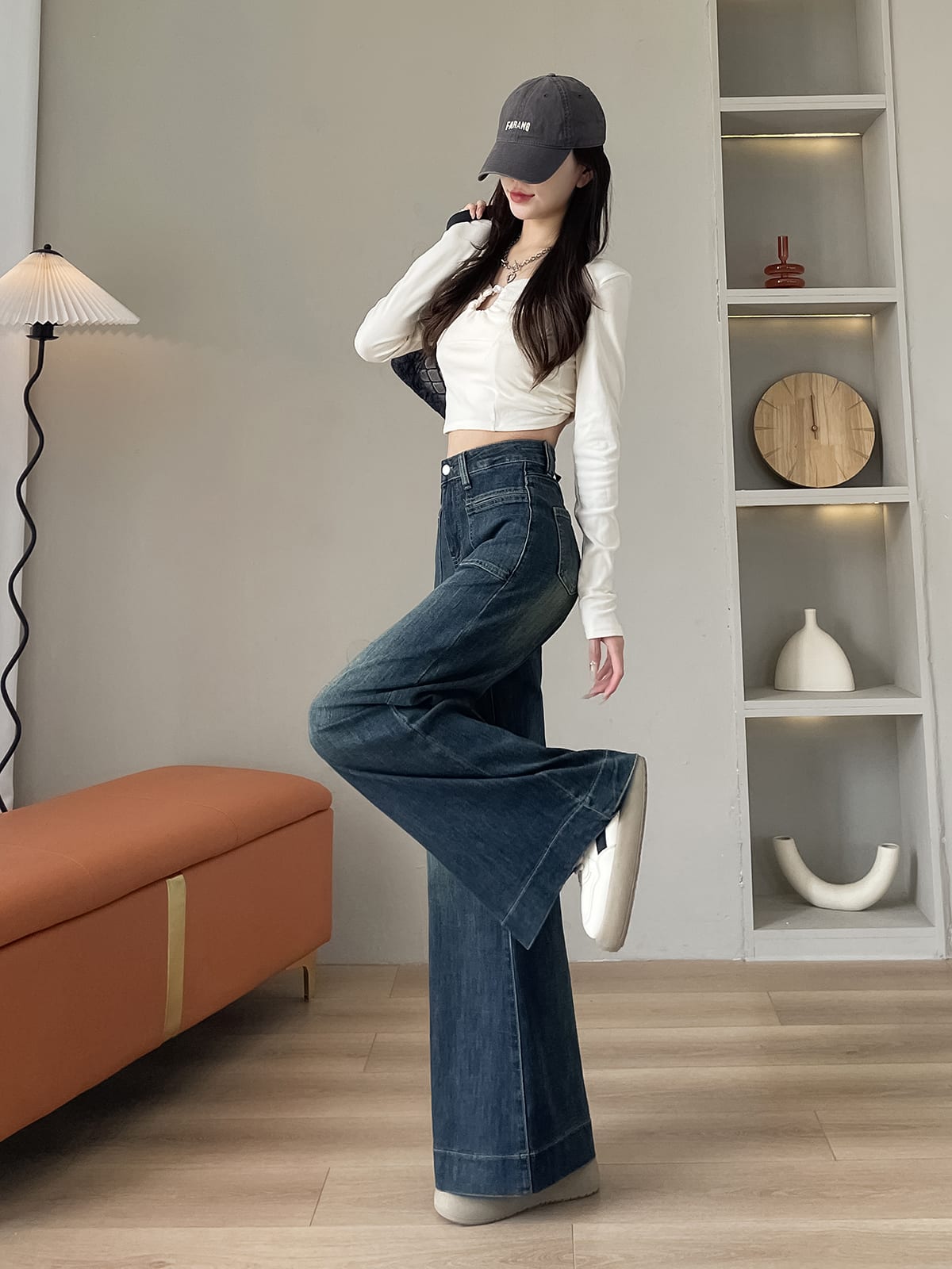 YEEYEEWang 플리스 안감 미드워시 블루 와이드레그 진, 아시안 핏 컷, 다리를 들어 핏을 보여줌।