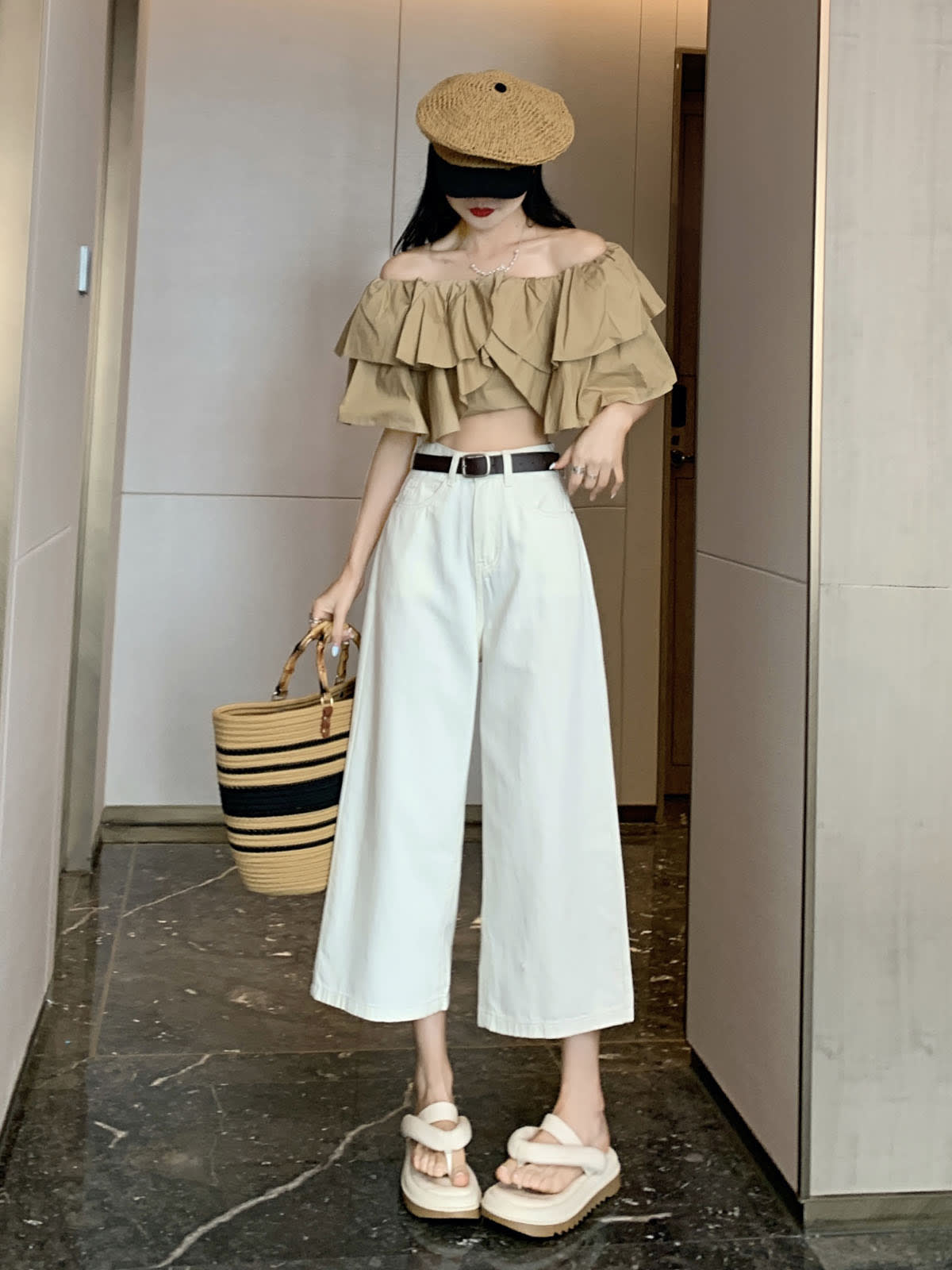 YEEYEEWang 아이보리 와이드레그 진, 아시안핏, 전신 정면 서서 스트로 토트를 들고, 오프숄더 러플 탑과 스트로 캡.