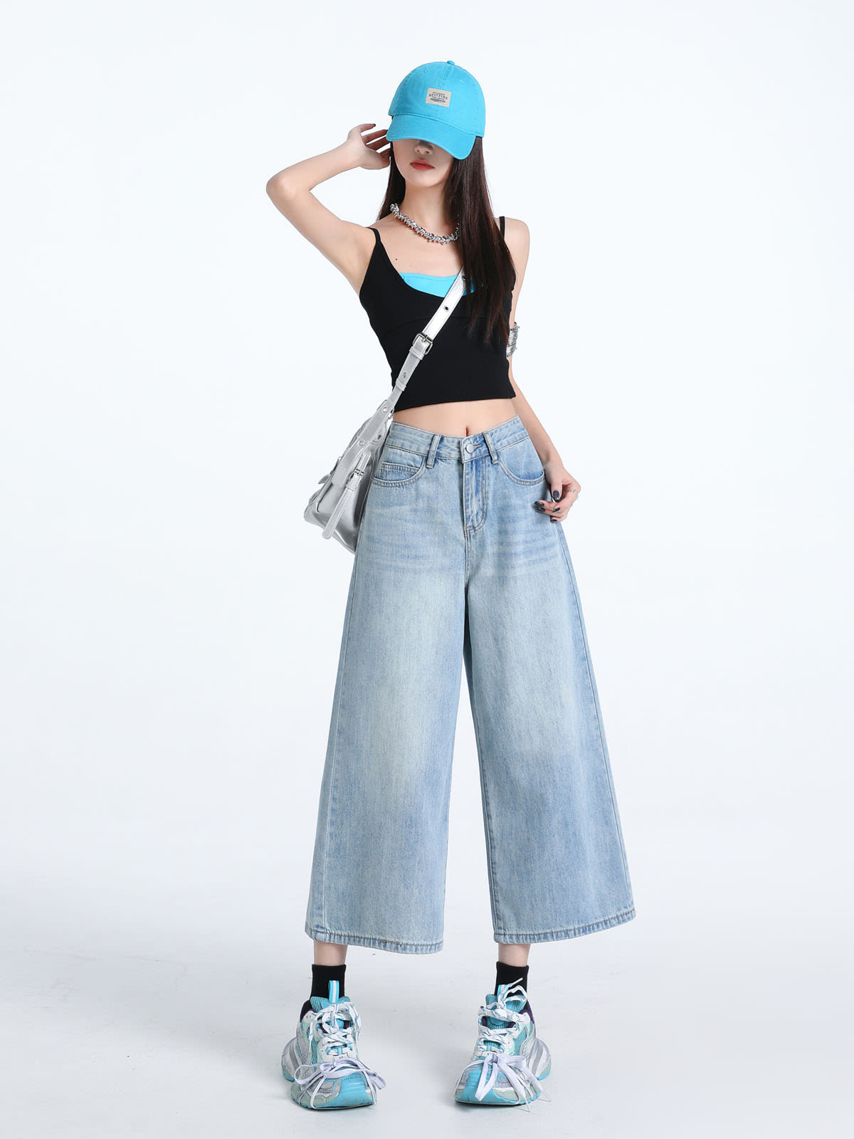 YEEYEEWang 라이트 블루 와이드레그 진, 아시안핏, 한 손으로 캡 챙을 만지는 전신 정면 포즈, 실버 크로스백.