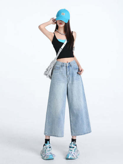 YEEYEEWang 라이트 블루 와이드레그 진, 아시안핏, 한 손으로 캡 챙을 만지는 전신 정면 포즈, 실버 크로스백.