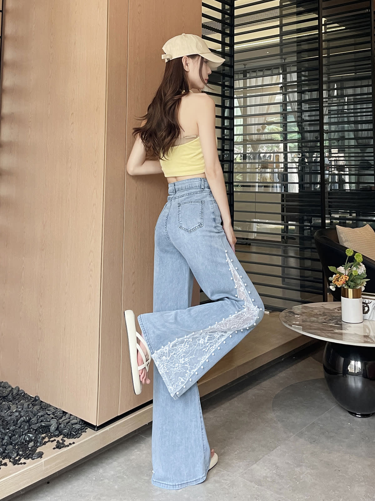 YEEYEEWang 연청 와이드레그 진, 아시안핏, 한쪽 다리를 들어 올린 전신 후면 포즈, 뒷주머니와 진주 레이스 사이드 패널 강조.