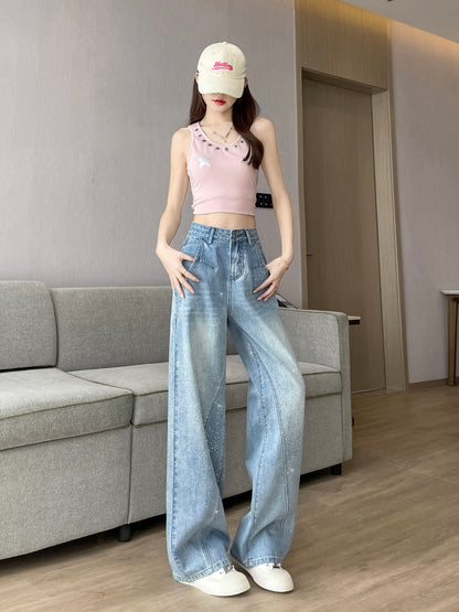 YEEYEEWang 라이트 블루 와이드레그 진, 아시안핏, 전신 정면 선 자세, 허리에 양손, 핑크 탱크톱과 크림 캡, 반짝이는 와이드 실루엣.