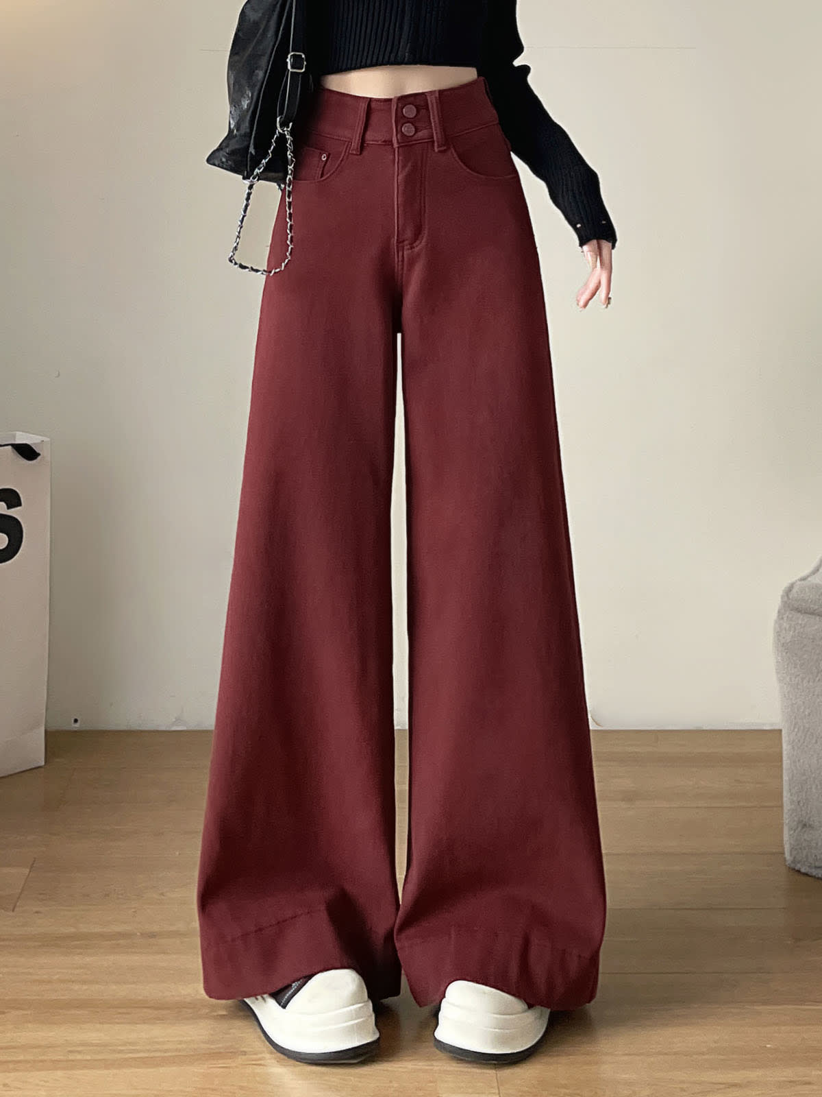 YEEYEEWang 다크 체리 와이드레그 진, 아시안핏, 허리 아래 정면, 검은 체인 백과 흰 플랫폼 슈즈, 변형 썸네일.