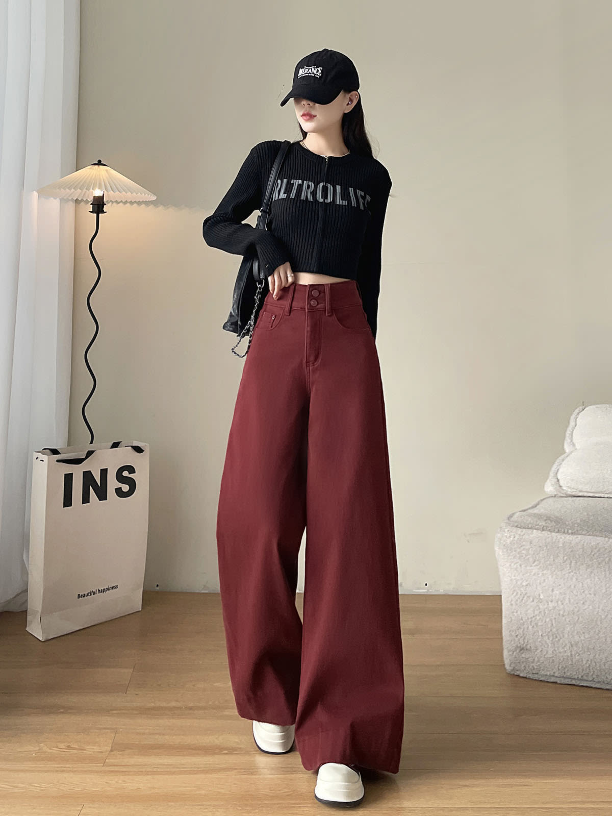 YEEYEEWang 다크 체리 와이드레그 진, 아시안핏, 검은 캡, 전신 정면 서기, 허리춤에 손을 올려, 와이드 레그.