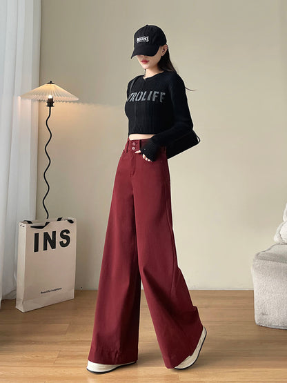 YEEYEEWang 다크 체리 기모 안감 와이드레그 진, 전신 정면 워킹 포즈, 레터링 블랙 크롭탑, 한 손은 포켓에, 아시안핏.